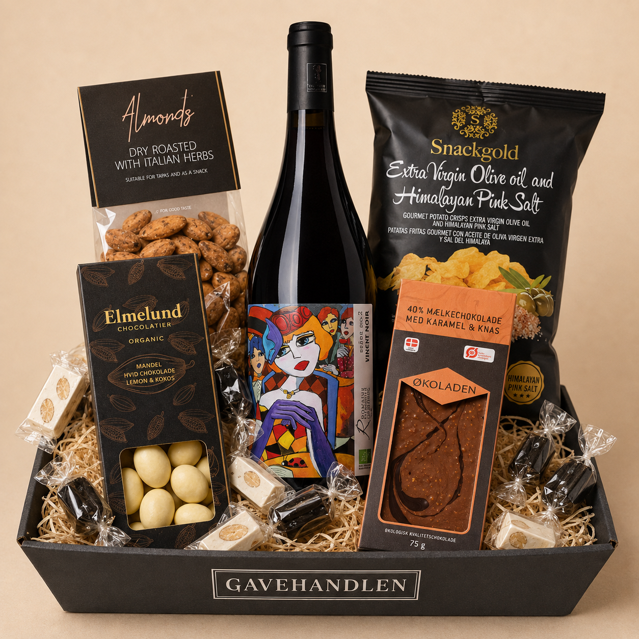 Gavekurv med rødvin, chokolade og delikatesser